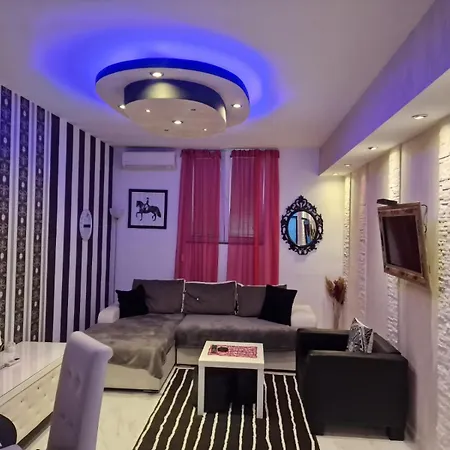 Apartment Black & White *